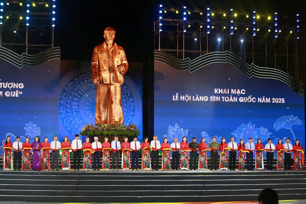 Delegates cut ribbon to inaugurate President Ho Chi Minh’s statue.