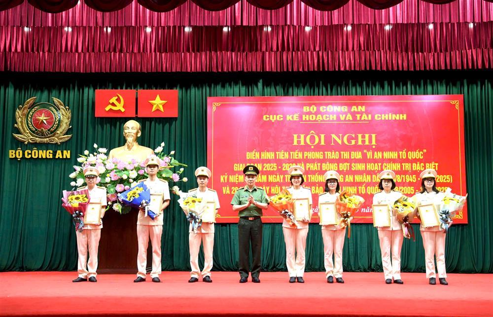 Director of the Department of Planning and Finance Major General Pham Truong Giang presents the honorary emblem to two typical units and seven officers in the emulation movement “For the National Security” in the period 2020 - 2025.