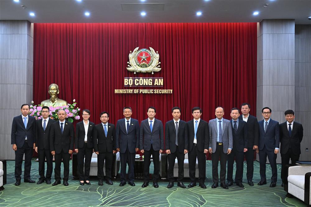 Delegates join group photo.