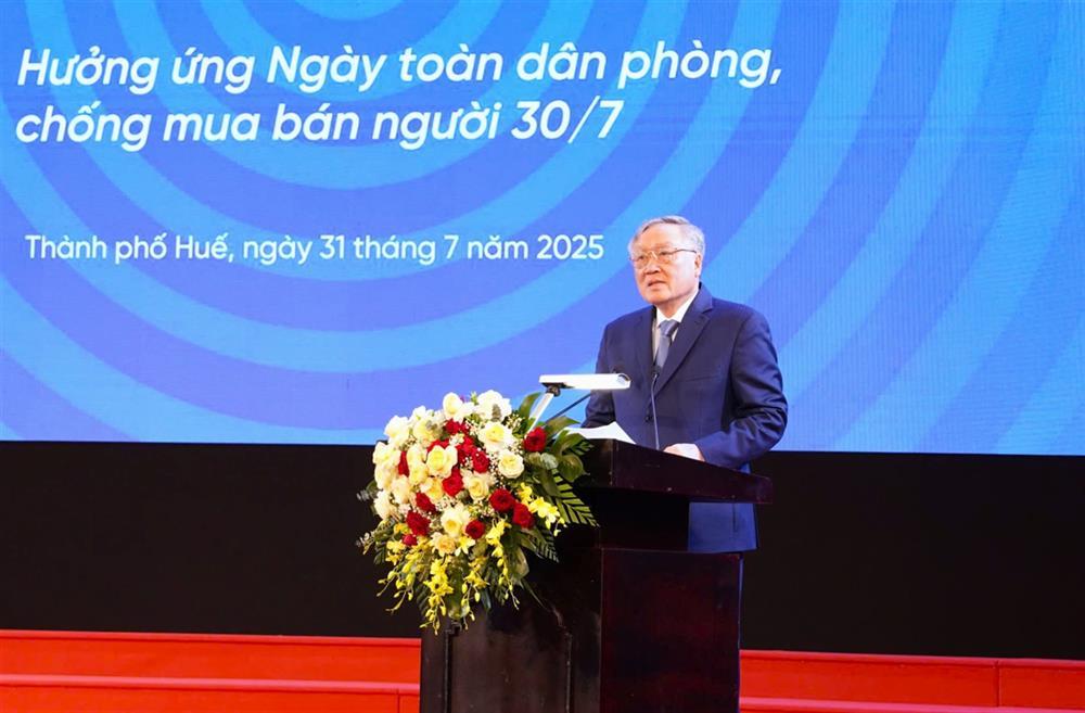 Deputy Prime Minister Nguyen Hoa Binh speaks at the ceremony.