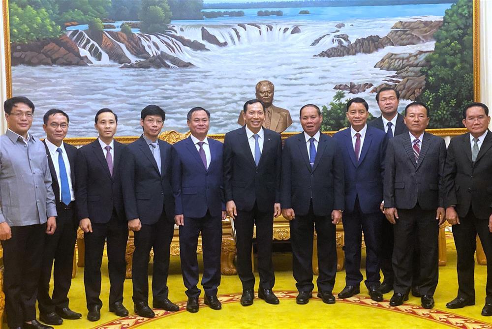 Delegates join group photo.
