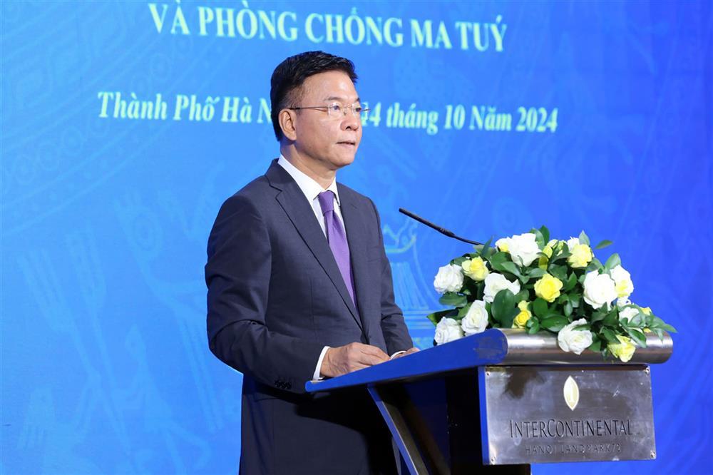 Deputy Prime Minister Le Thanh Long addresses the meeting.