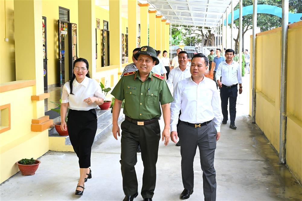Major General Nguyen Hong Nguyen inspects the construction of the project.