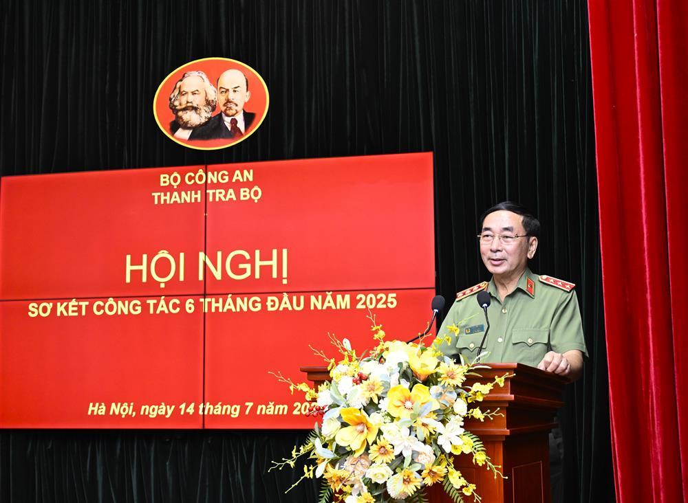 Deputy Minister Tran Quoc To speaks at the meeting.