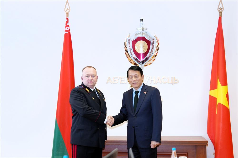Minister Luong Tam Quang and Chairman Volkov Alexei Aleksandrovich.