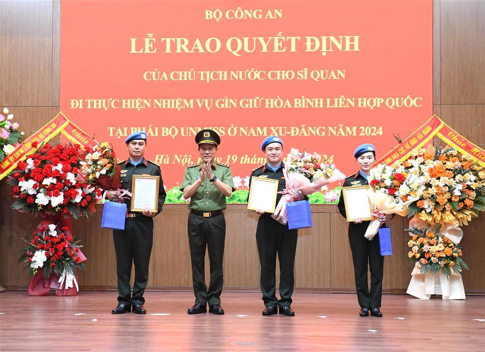 Minister Luong Tam Quang hands over decisions to three police officers.