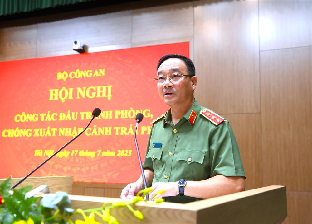 Deputy Minister Pham The Tung addresses the meeting.