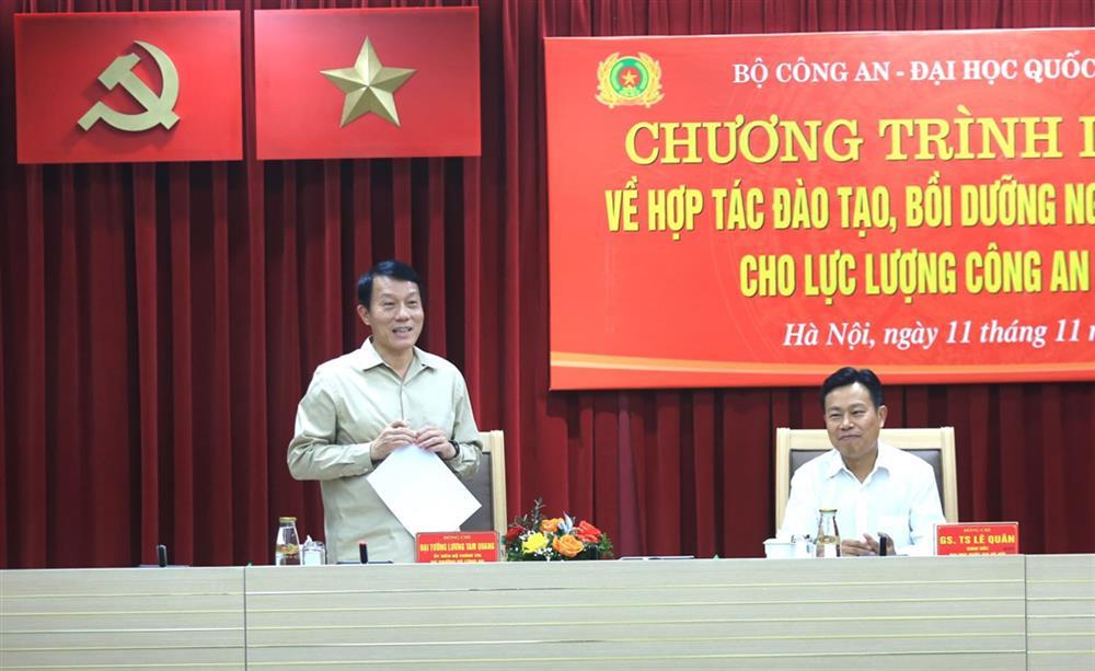 Minister Luong Tam Quang speaks at the working session.