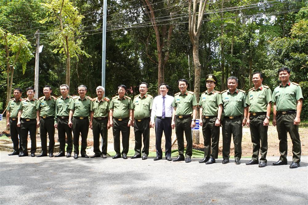 Delegates join group photo.