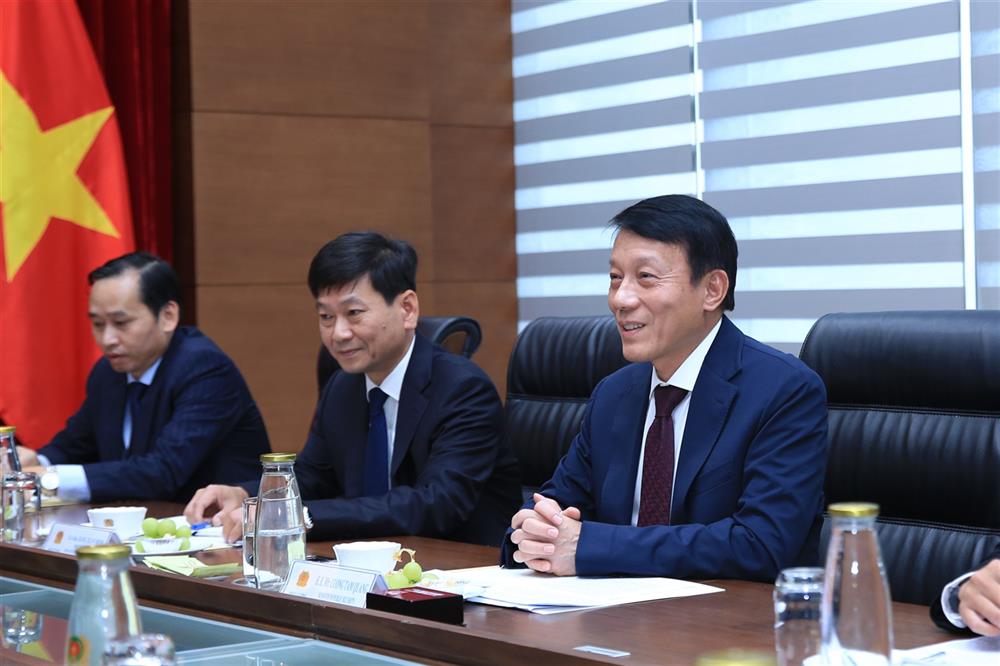 Minister Luong Tam Quang speaks at the meeting.
