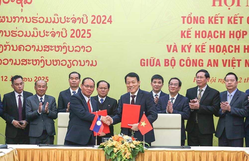 Two Ministers of Public Security sign 2025 cooperation plan.