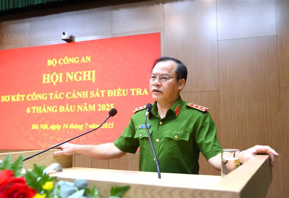 Deputy Minister Nguyen Van Long concludes the meeting.