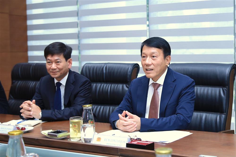 Minister Luong Tam Quang speaks at the meeting.