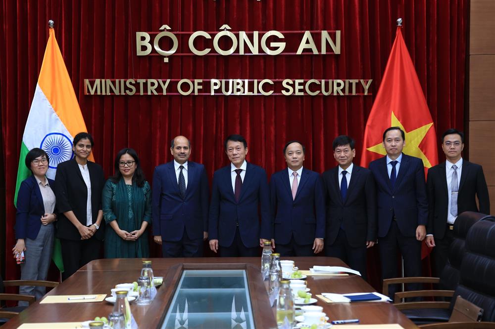 Delegates join group photo.