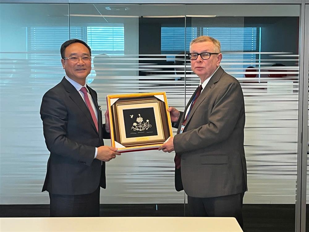 Deputy Minister Pham The Tung presents Assistant Secretary-General Alexander Zouev with souvenirs.