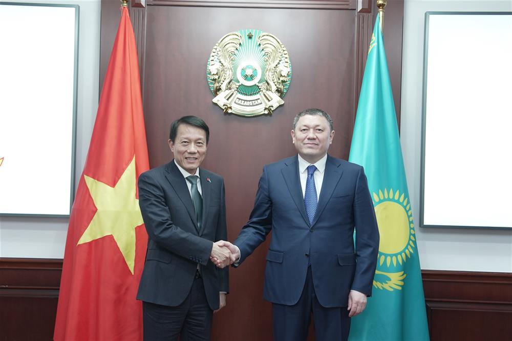 Minister Luong Tam Quang meets with Minister Yerzhan Sadenov.