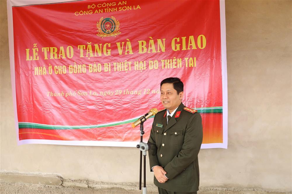 Senior Colonel Nguyen Hong Nguyen speaks at the meeting.