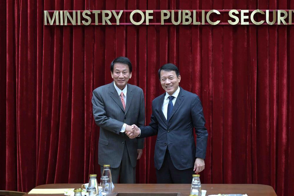 Minister Luong Tam Quang and Mr. Sugi Ryotaro.