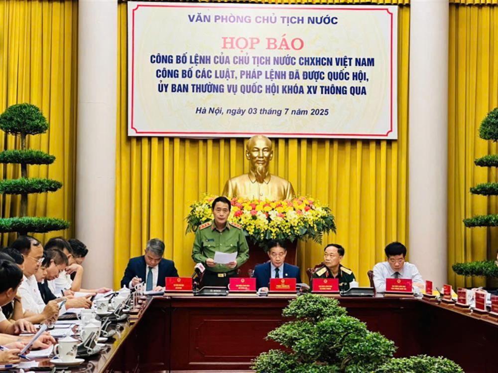 Deputy Minister Le Quoc Hung introduces essential contents of the Law.