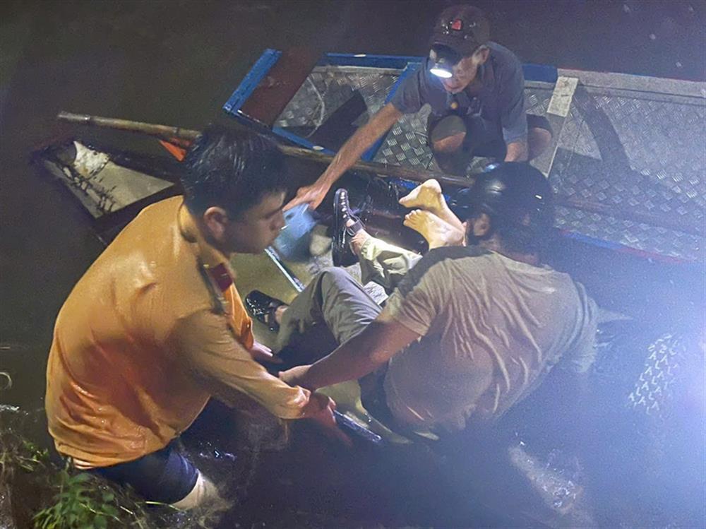 Quang Dien police officers rescue drowning victims.