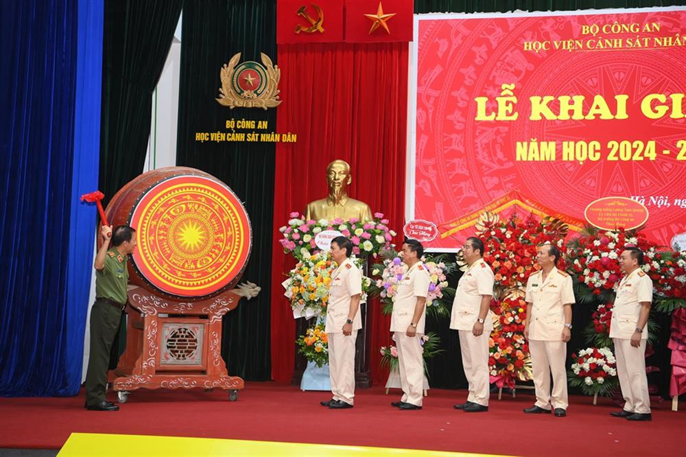 Minister Luong Tam Quang kicks the drum to open the 2024 – 2025 school year.