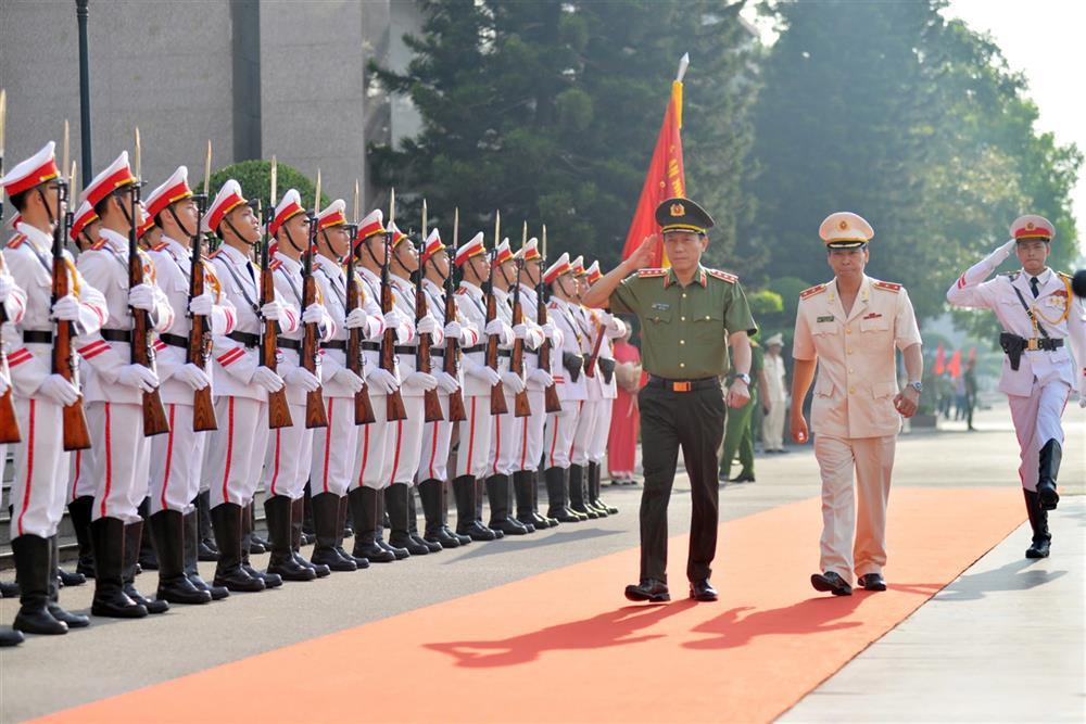 Minister Luong Tam Quang reviews Guard of Honor.