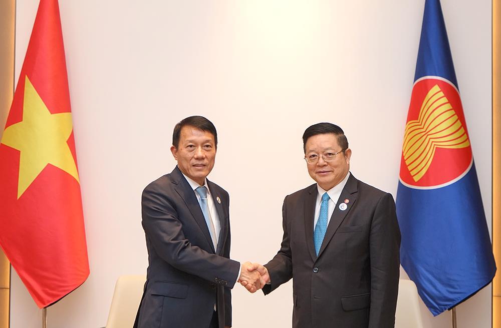Minister Luong Tam Quang meets with ASEAN General Secretary Kao Kim Hourn.