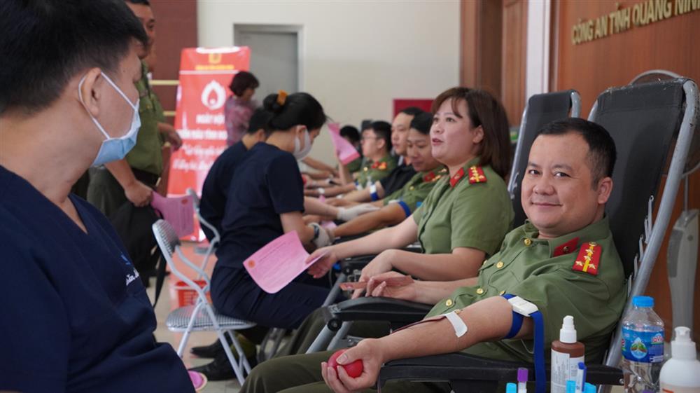 Hundreds of Quang Ninh police officers attend the voluntary blood donation drive.