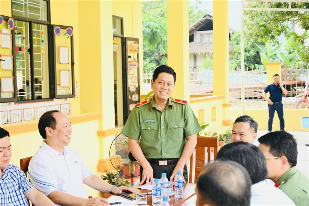 Major General Nguyen Hong Nguyen speaks at the working session.