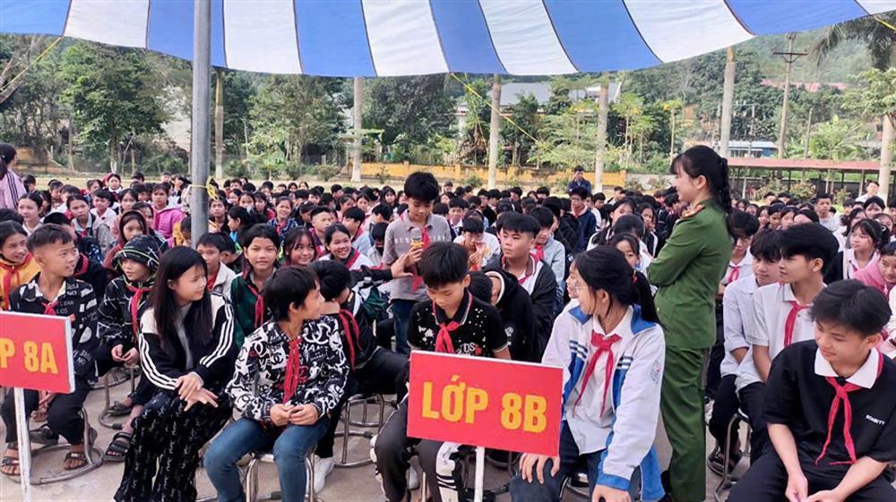 Tuyen Quang police officers explain laws to local students.