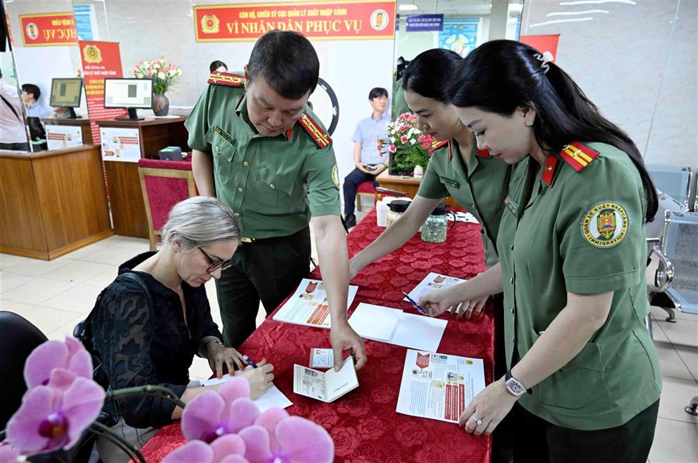 Deputy Director of Immigration Department Senior Colonel Nguyen Ba Tuan inspects the reception of foreigners’ application for e-ID accounts.