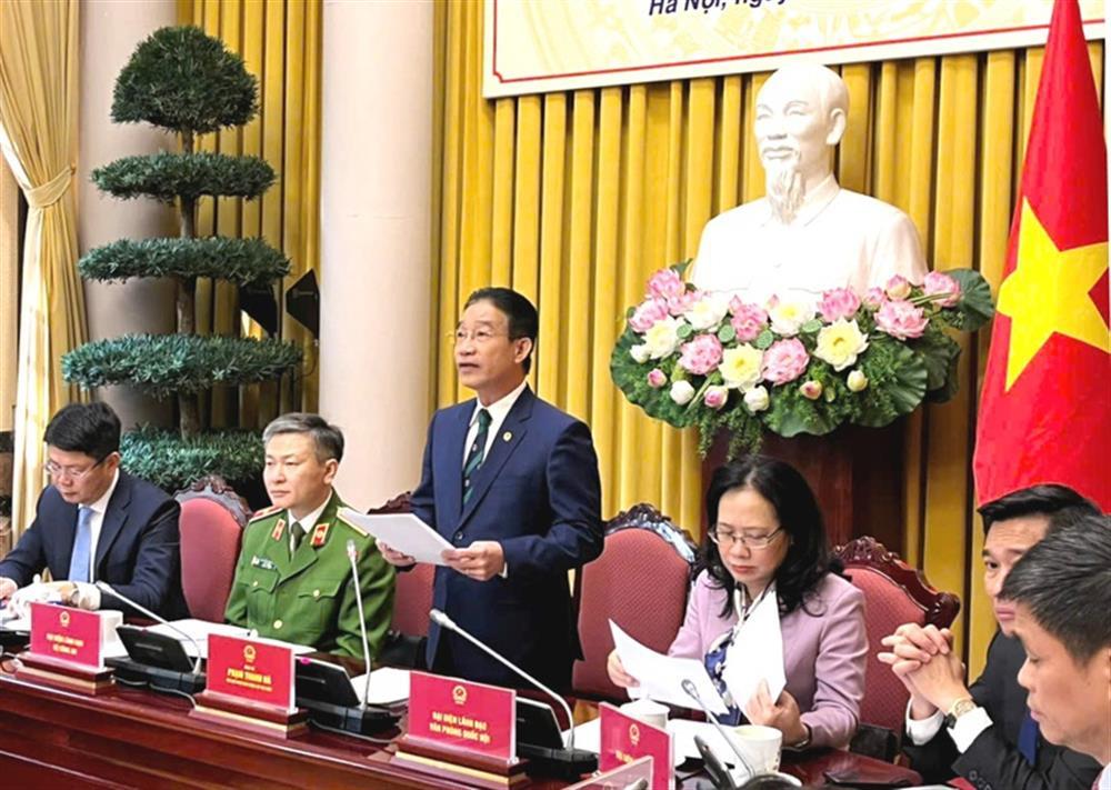 Presidential Office’s Vice Chairman Pham Thanh Ha announces President’s orders to make public new laws.