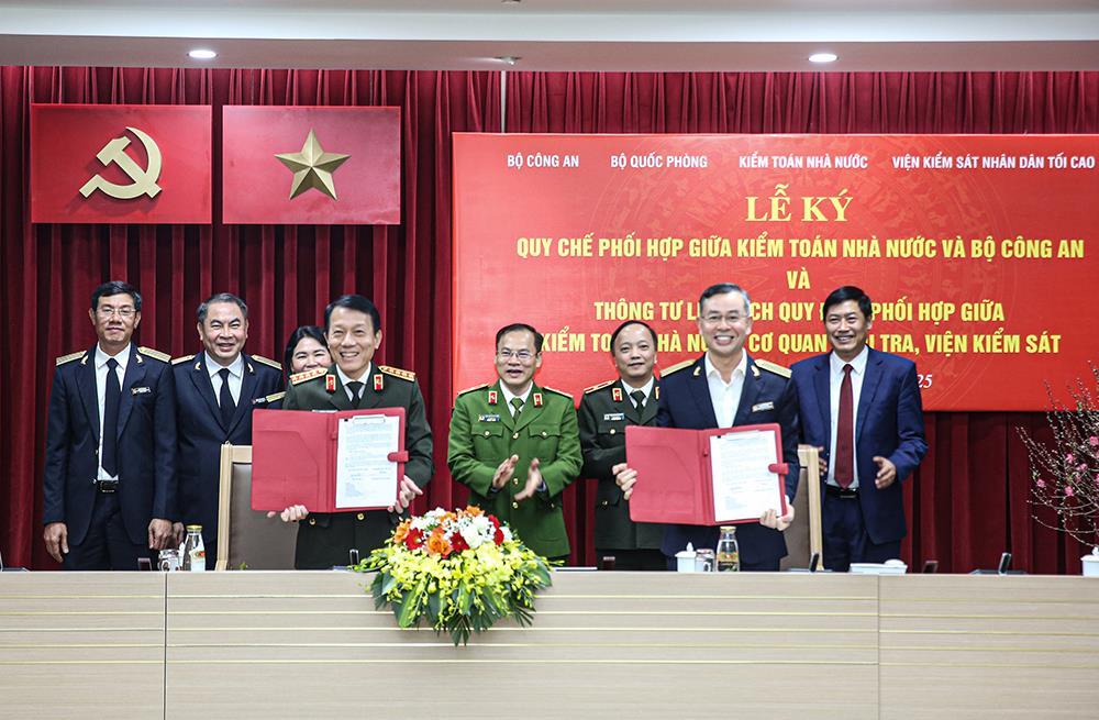 Minister Luong Tam Quang, State Auditor General Ngo Van Tuan sign coordination regulation deal.