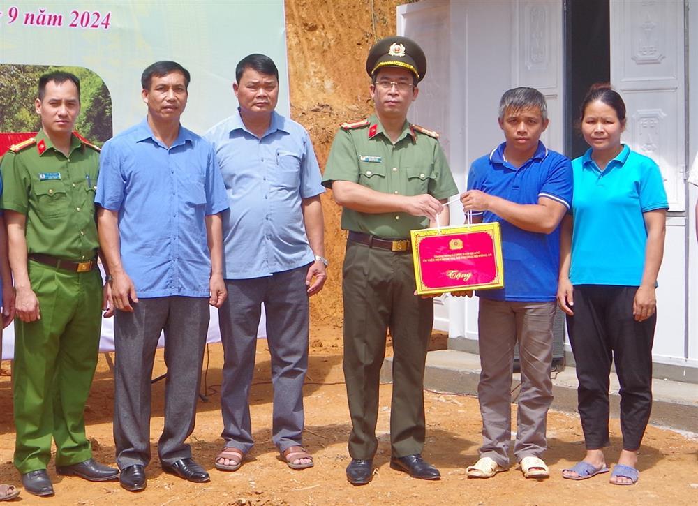 Colonel Nguyen Hoang Tri Khang presents gifts of Minister of Public Security to Mr. Tran Van Them’s family.