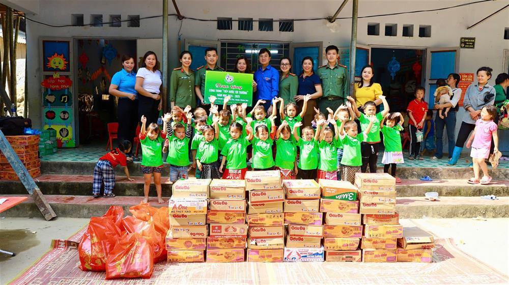 Delegates present gifts to Khuon Lan Kindergarten.