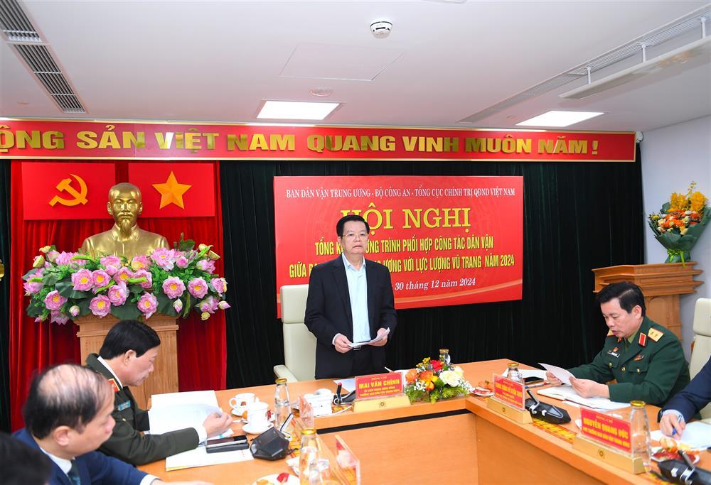 Head of the Central Mass Mobilization Commission Mai Van Chinh concludes the meeting.
