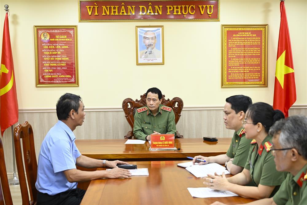 Deputy Minister Le Quoc Hung presides over monthly citizen meeting.