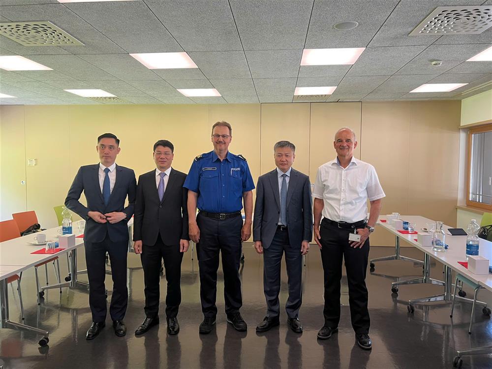 Deputy Minister Nguyen Ngoc Lam works with Switzerland’s Uri Canton Heavy Vehicle Inspection Center.