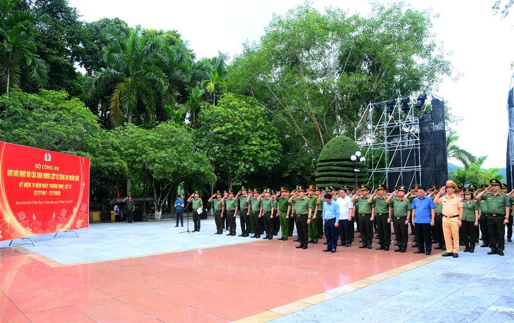 Minister Luong Tam Quang and delegates offer flowers and incense to President Ho Chi Minh and heroic public security martyrs.