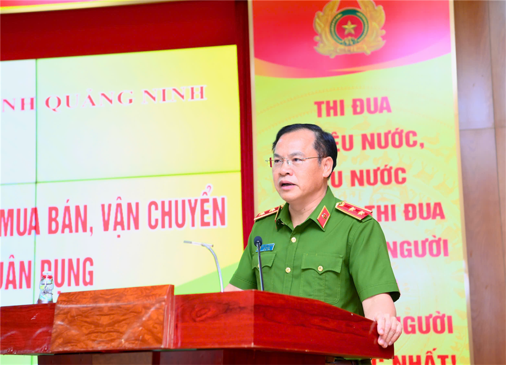 Deputy Minister Nguyen Van Long addresses the meeting.