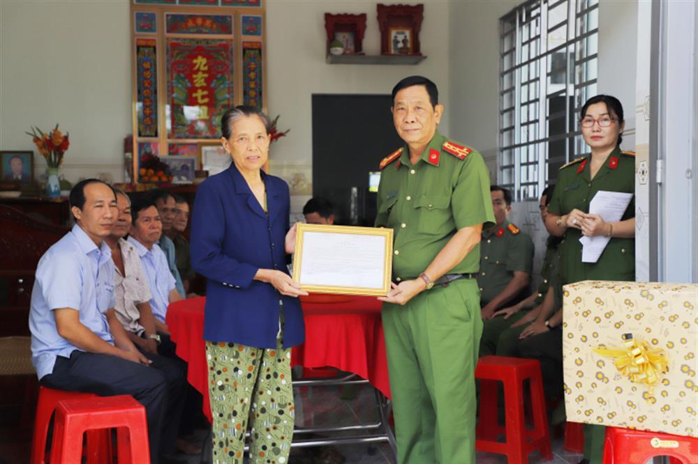 Senior Colonel Phan Van Giu hands over Director of Hau Giang Provincial Police Department’s decision to beneficiary family.