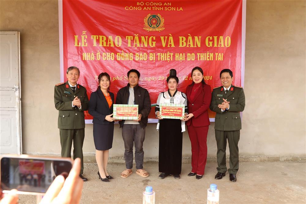 Senior Colonel Nguyen Hong Nguyen presents Minister’s gifts to beneficiary family.