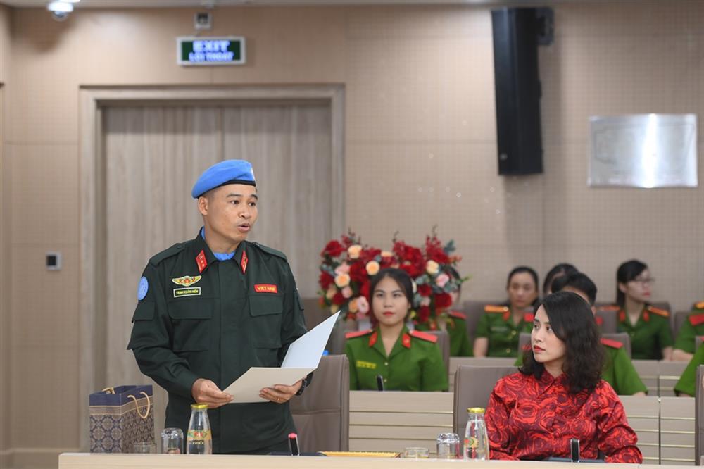 Lieutenant Colonel Trinh Xuan Hien speaks at the ceremony.