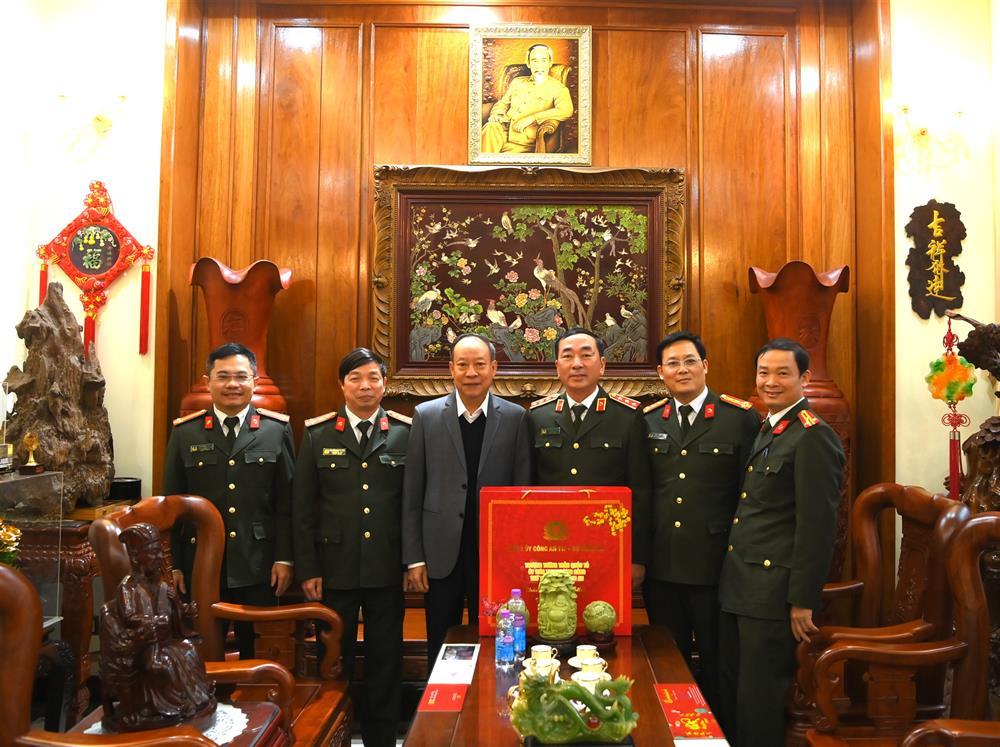 Deputy Minister Tran Quoc To visits former Deputy Minister Le Quy Vuong.