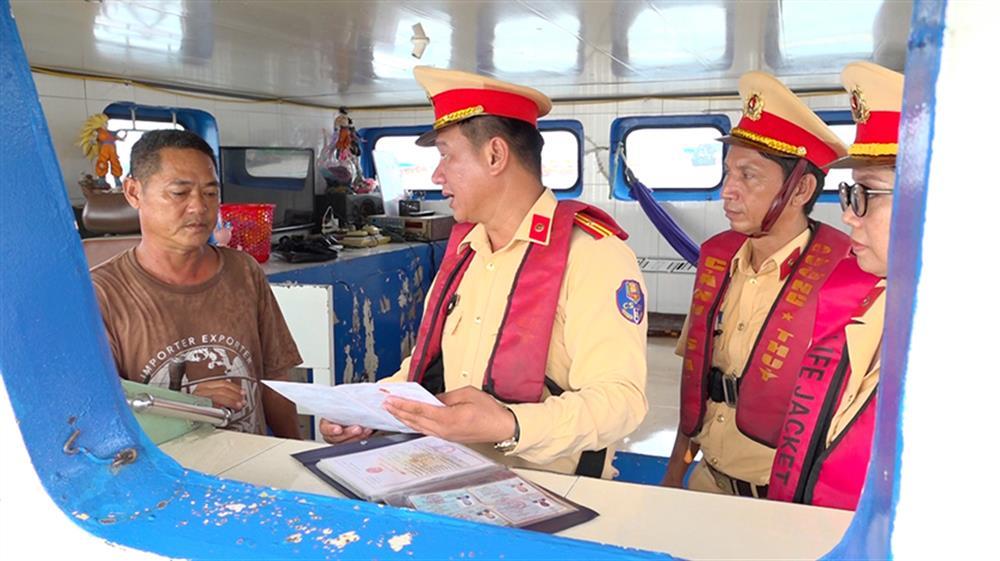 Police explain waterway traffic safety regulations to watercraft owners.