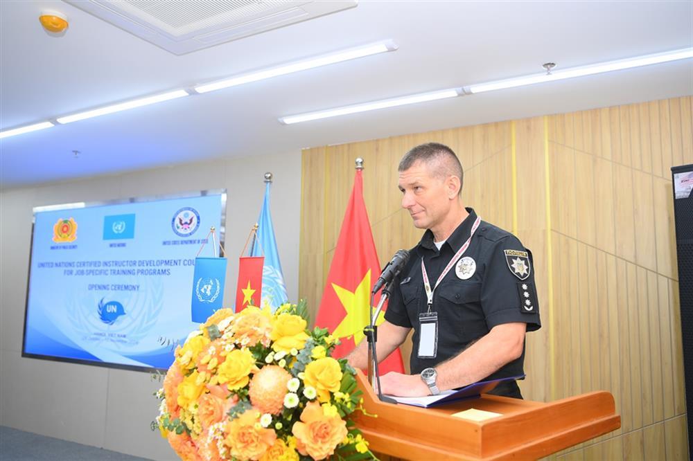 Colonel Andrii Shevarikhin addresses the ceremony.