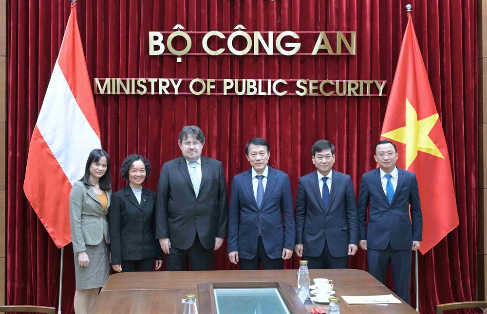 Delegates join group photo.