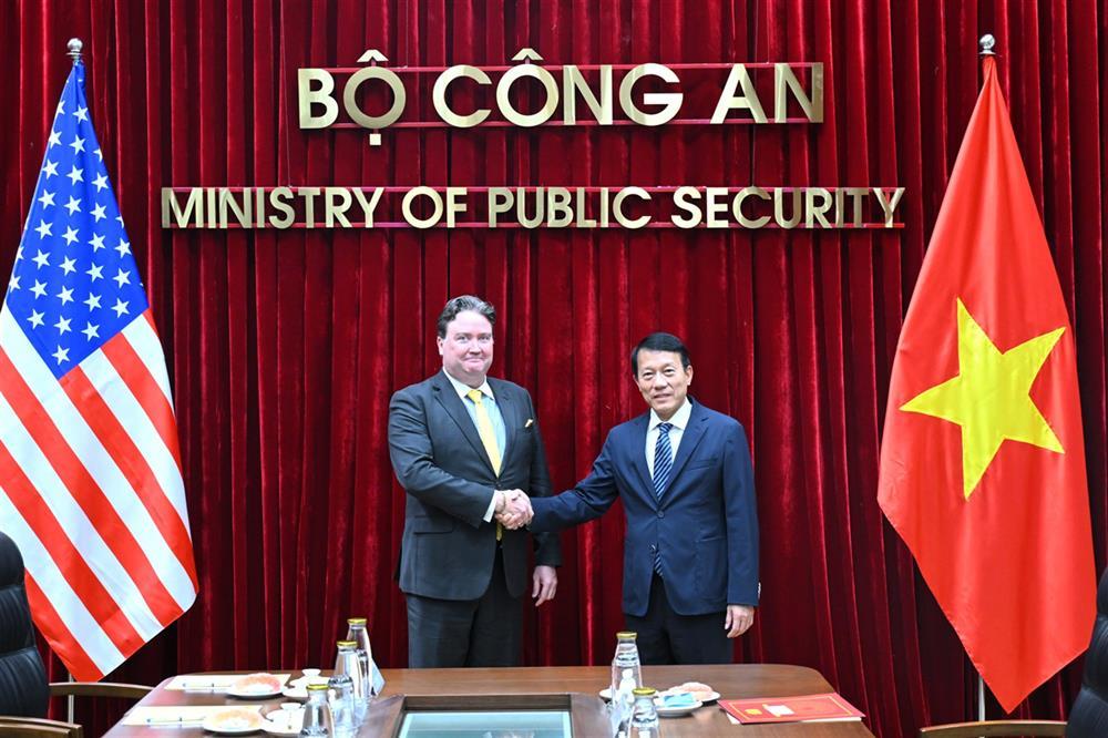 Minister Luong Tam Quang meets with Ambassador Marc Knapper.