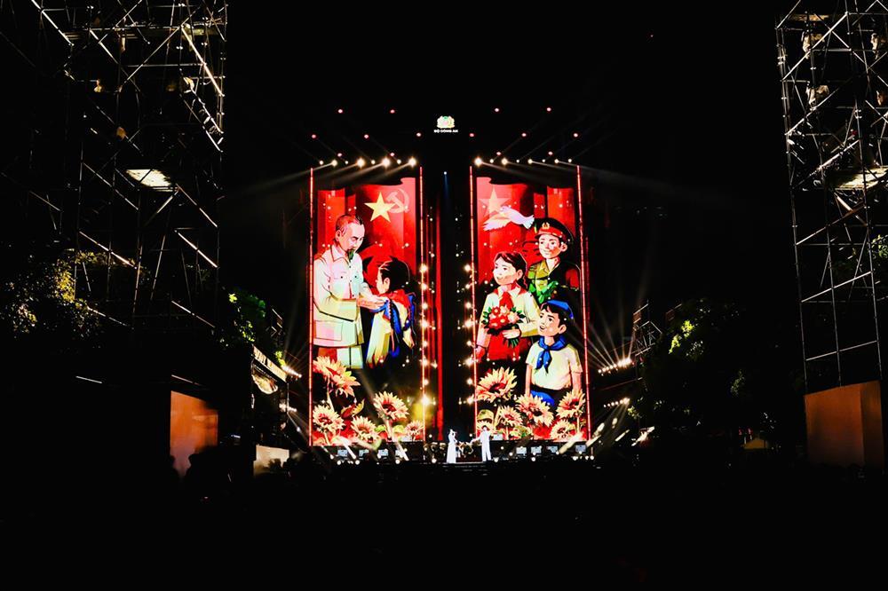 Photos features the performances.