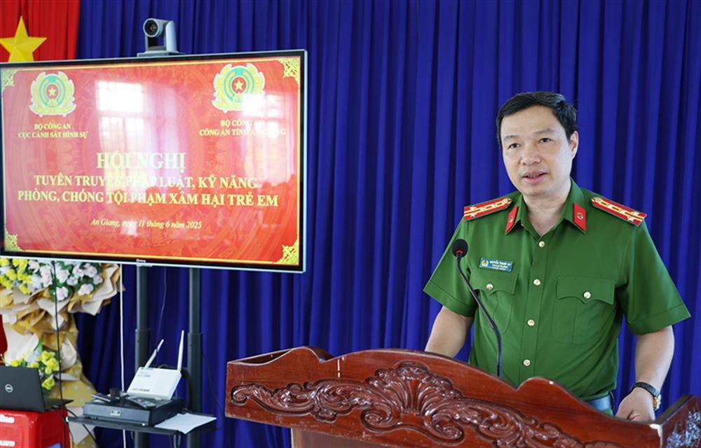 Senior Colonel Nguyen Thanh Ha speaks at the event.